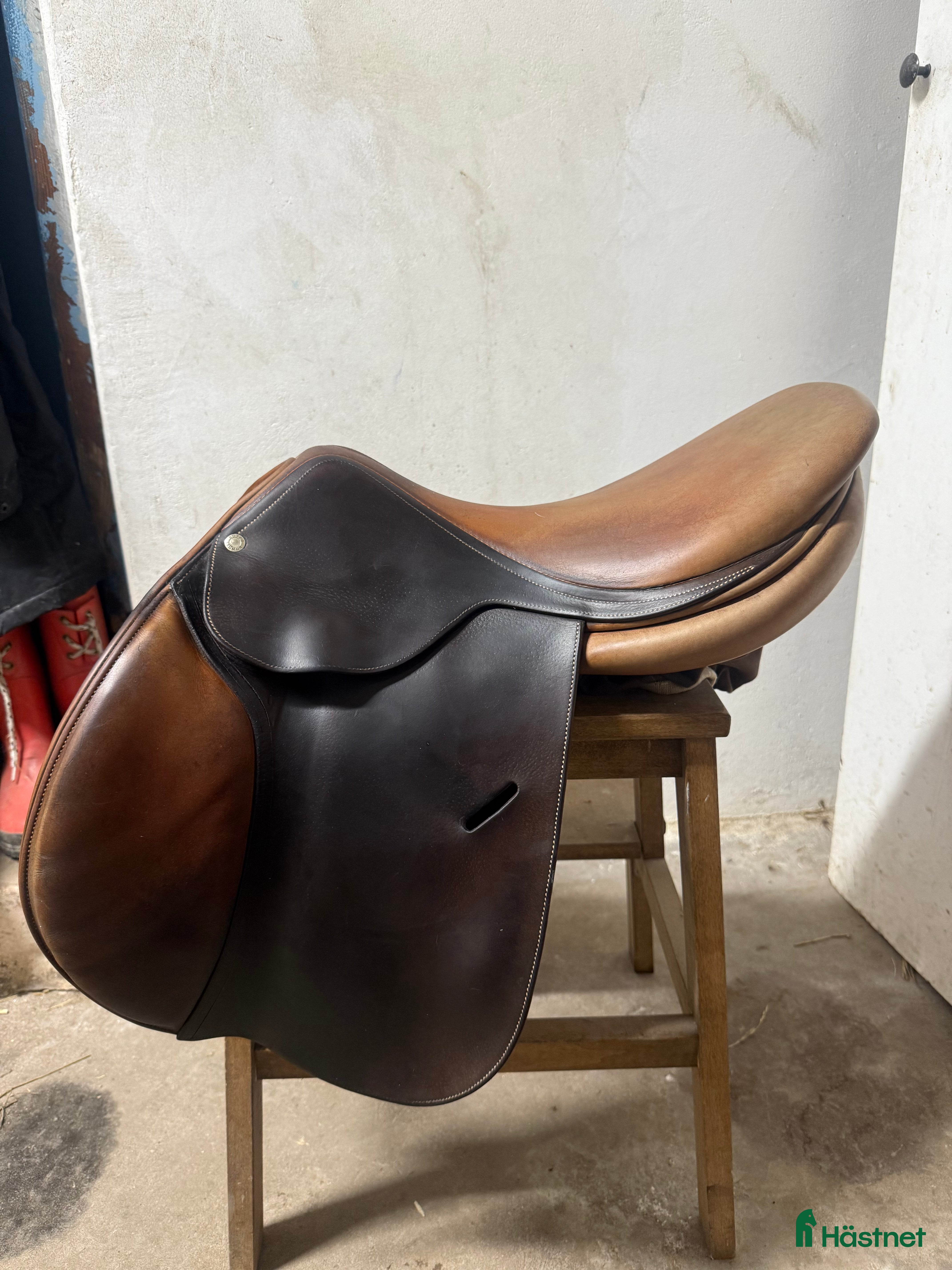 Sadlar hästutrustning till salu: Butet hoppsadel 17”, brun i Trollhättan - Annons 1