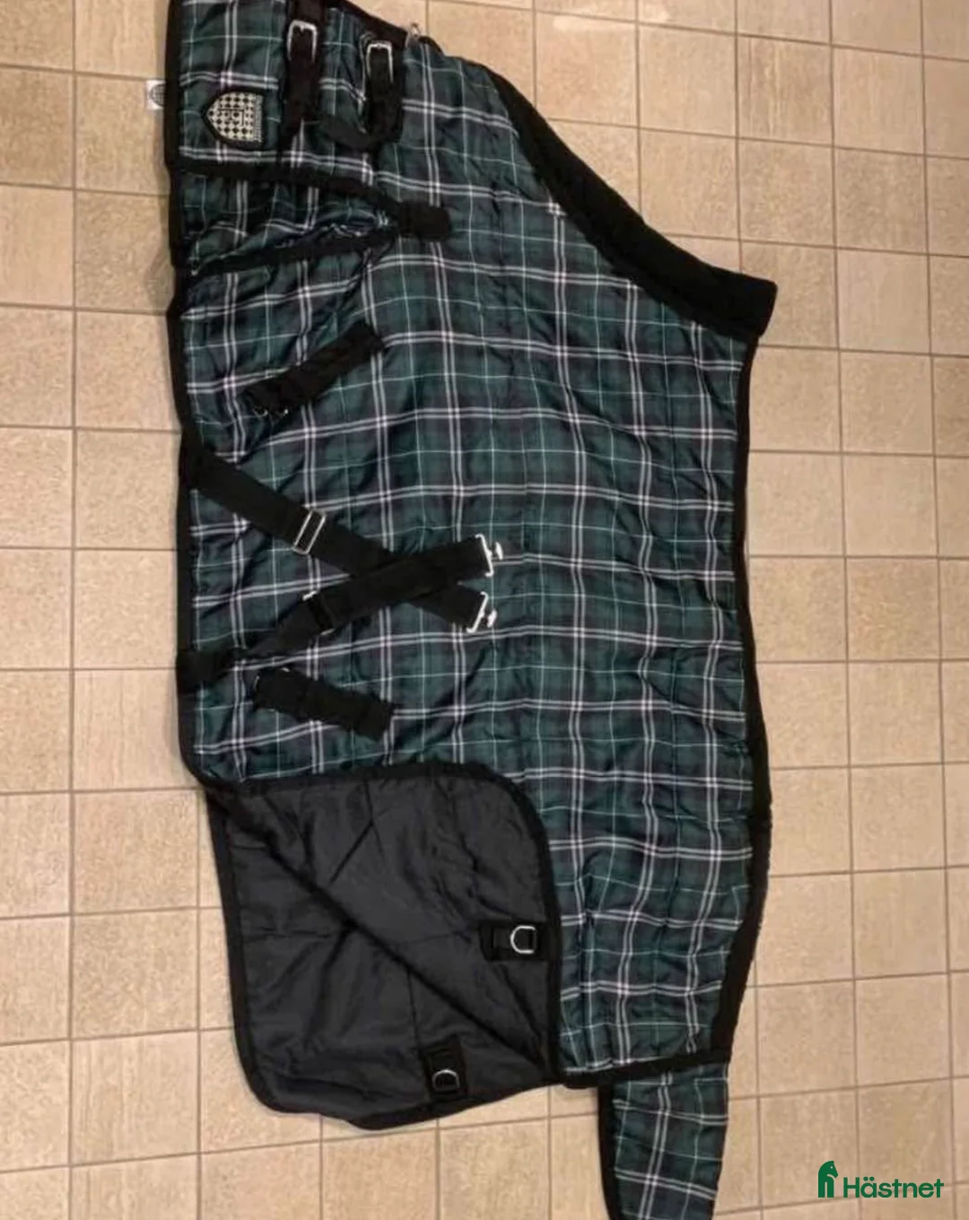 Täcken hästutrustning till salu: Täcken & schabrak  i Tullinge - Annons 1