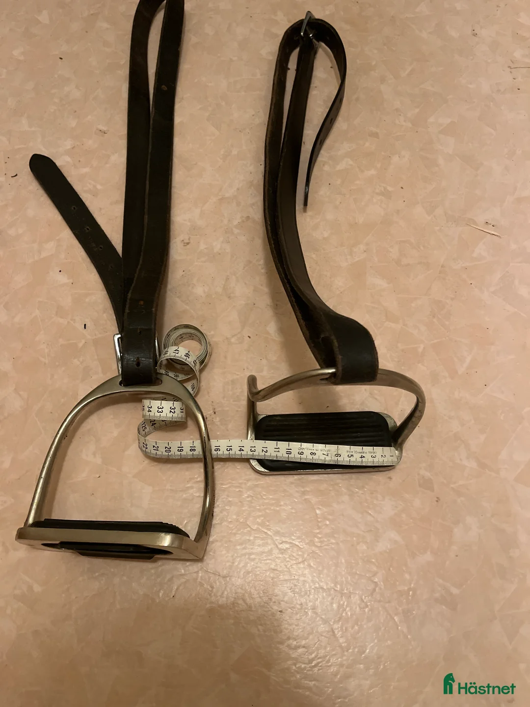 Stigbyglar hästutrustning till salu: Äldre Stigbyglar innermått 12cm.  i Borensberg - Annons 2