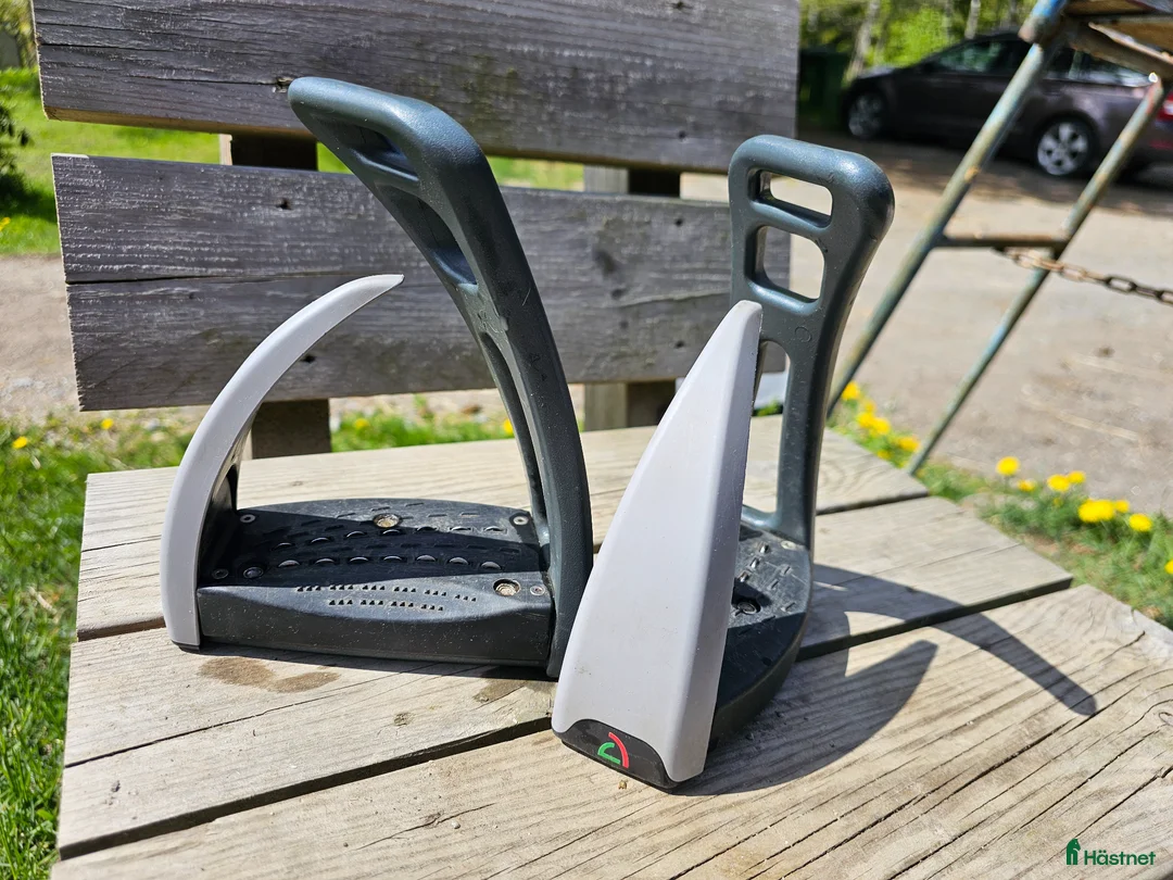 Stigbyglar hästutrustning till salu: Säkerhets stigbyglar equiline S1 och Winderen  - Annons 1
