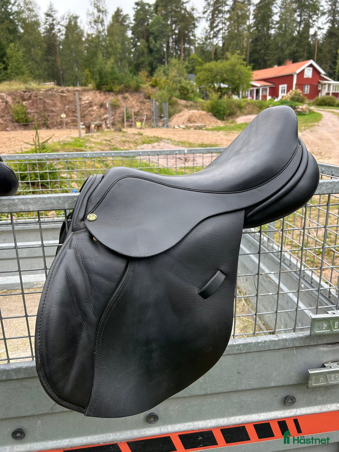 Sadlar hästutrustning till salu: Hoppsadel crown  i Tranås - Annons 1