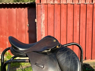 Sadlar hästutrustning till salu: Liten fin sadel i läder 14” i Göteborg - Annons 1