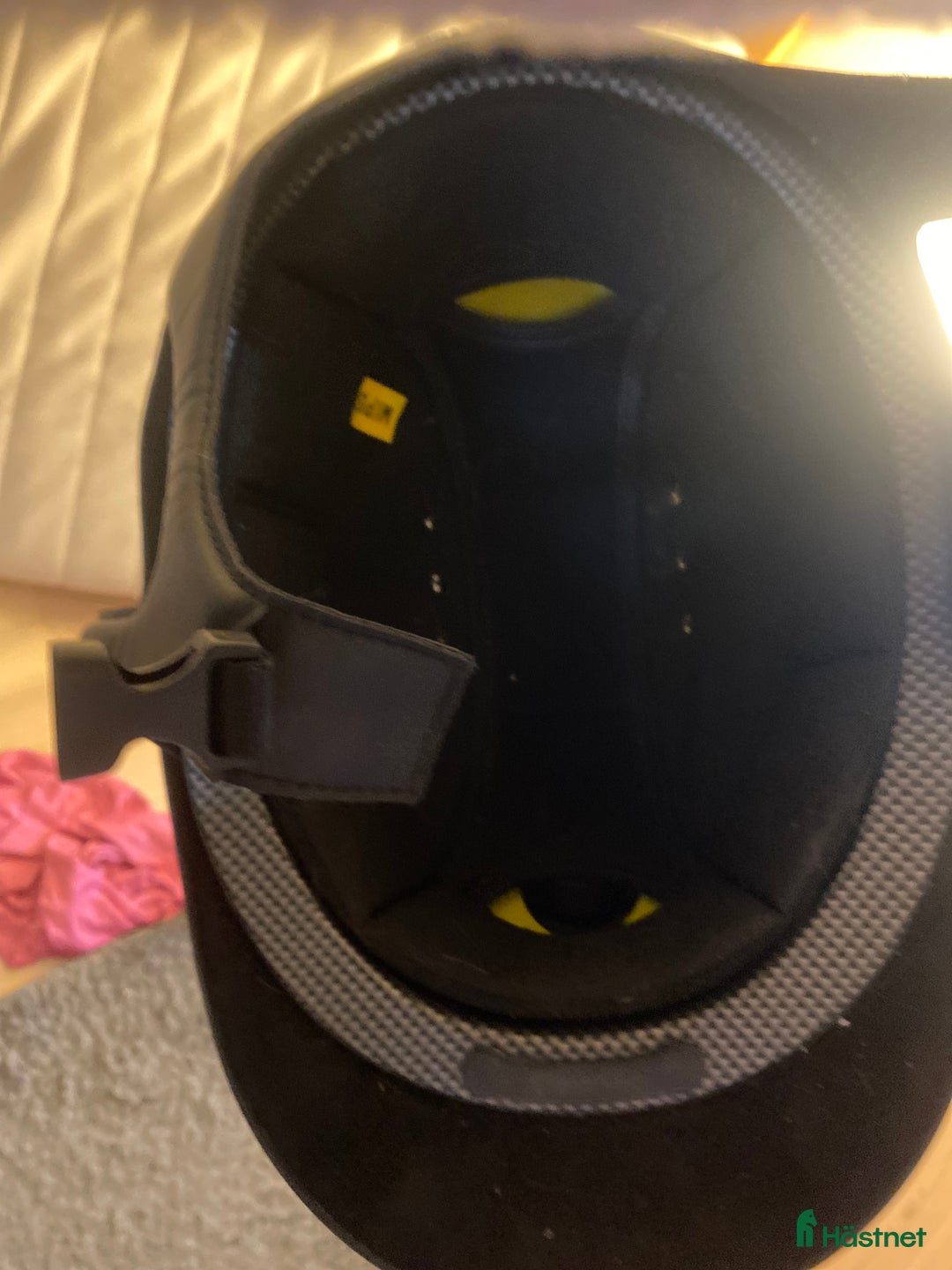 Hjälmar ryttarutrustning till salu: OneK Ridhjälm 💕 i Bro - Annons 3