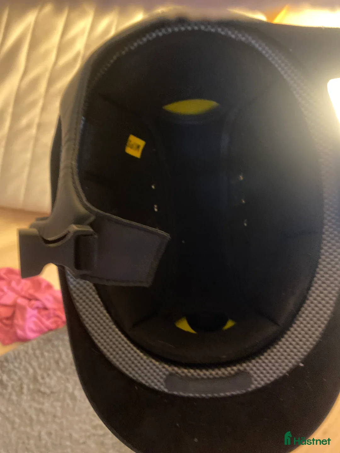 Hjälmar ryttarutrustning till salu: OneK Ridhjälm 💕 i Bro - Annons 3