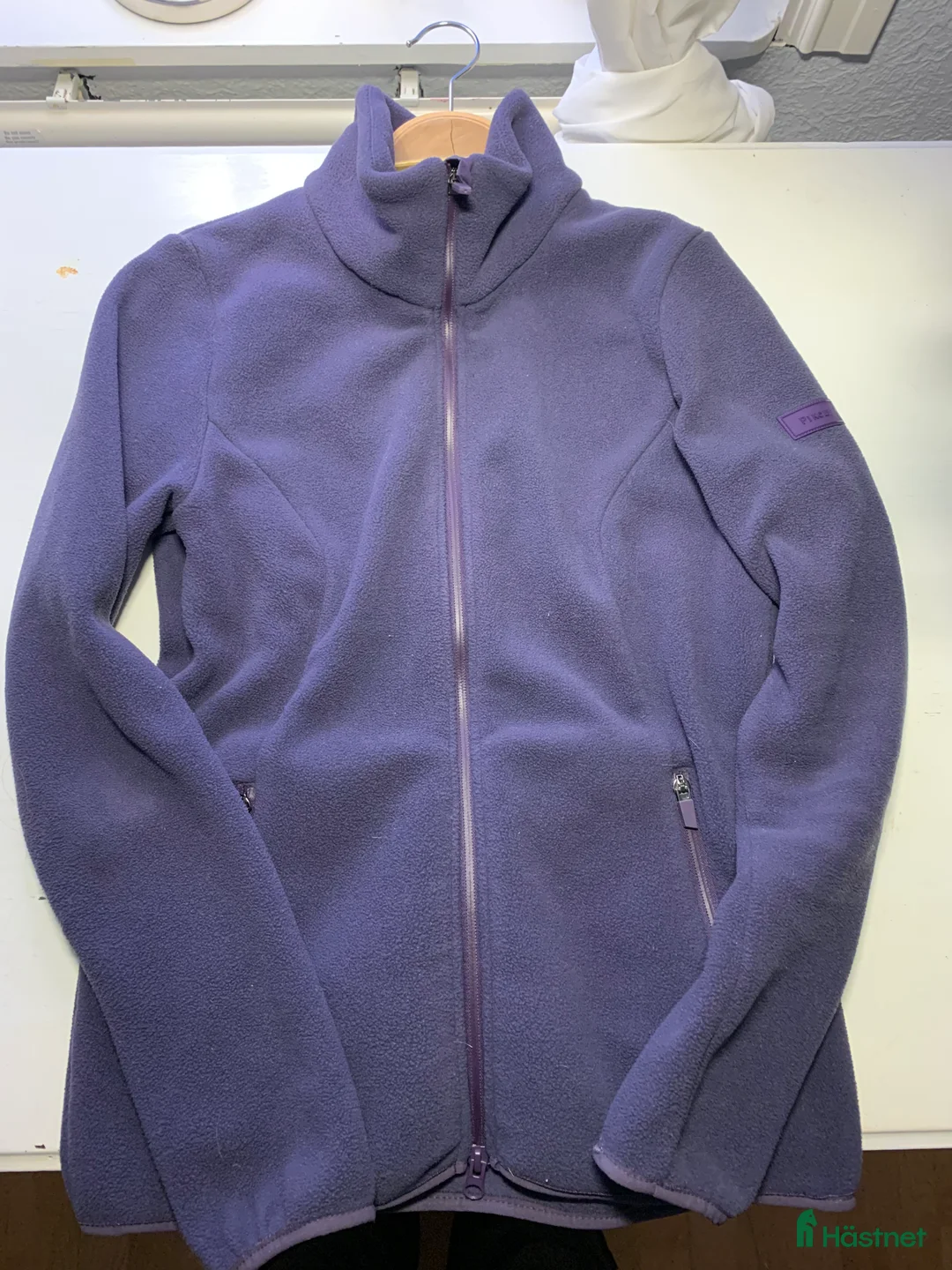 Jackor & Kavajer ryttarutrustning till salu: Så fin lila fleecekofta från Pikeur storlek M  - Annons 3