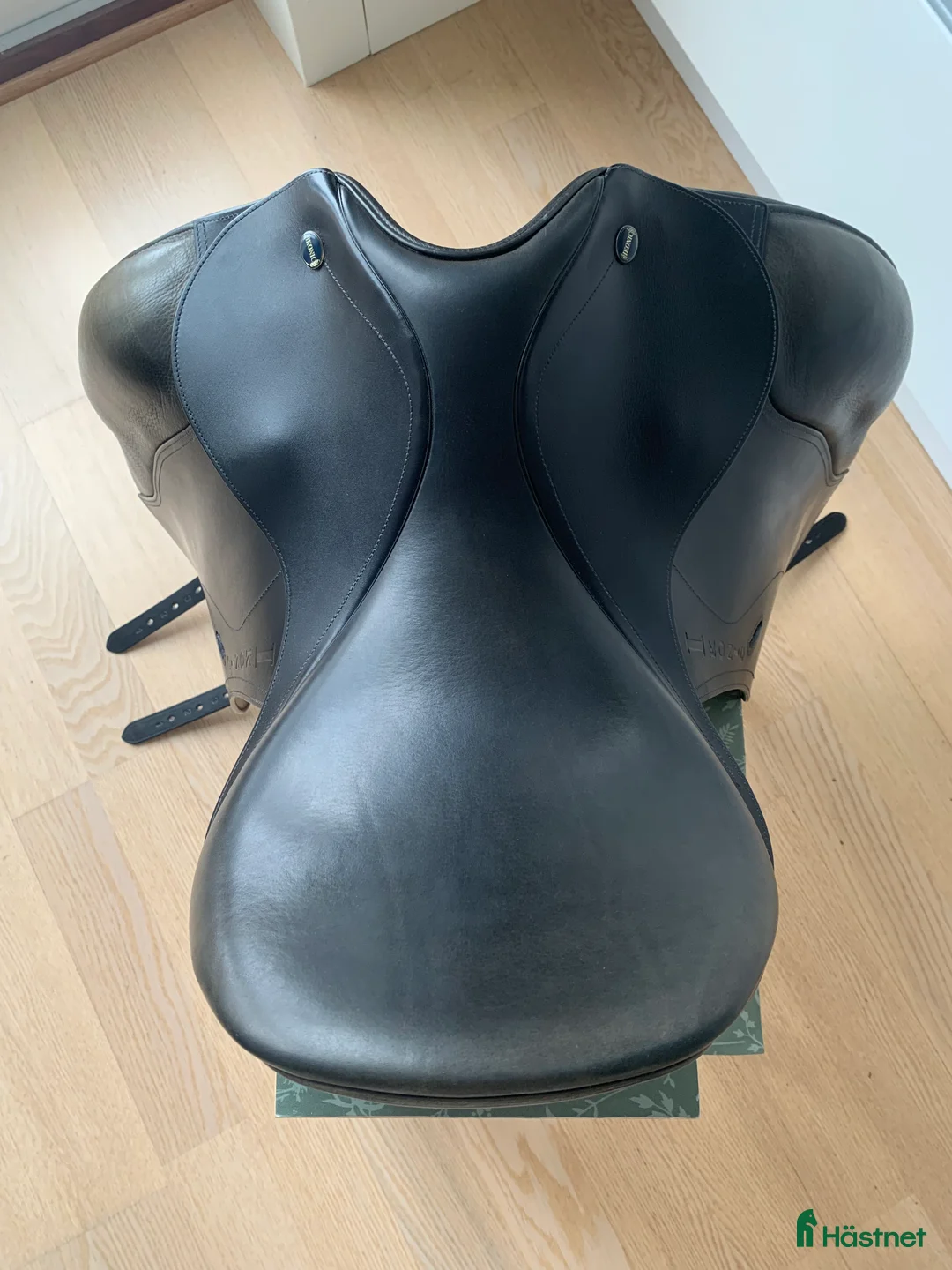 Sadlar hästutrustning till salu: Ikonic dressyr 16,5”. Koppjärn i Veddige - Annons 5