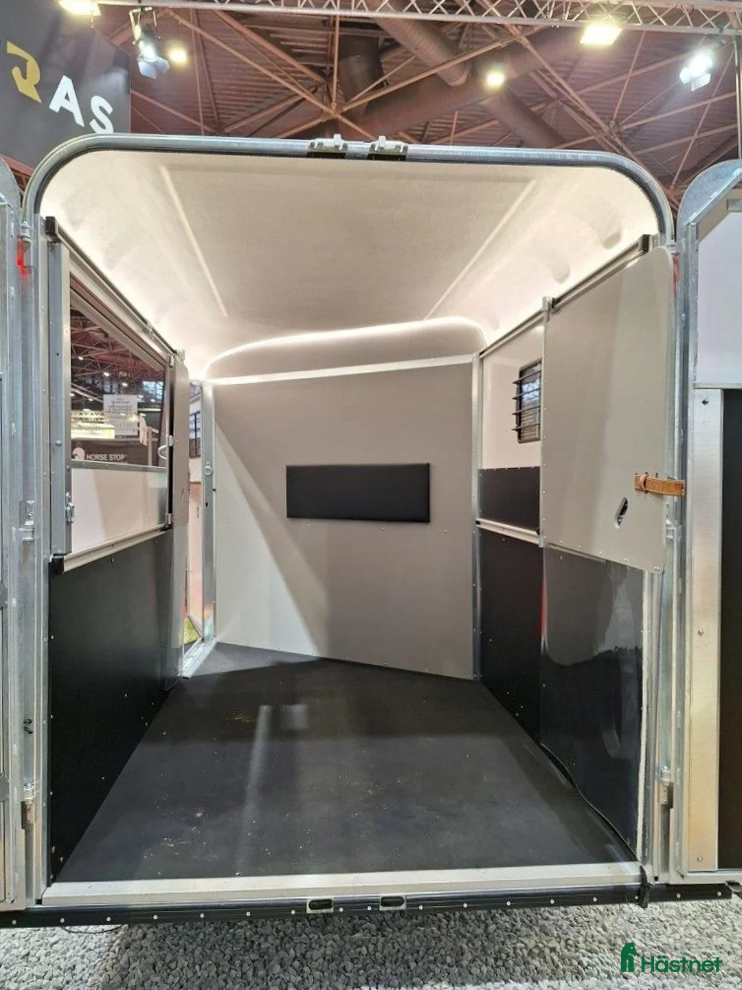 Hästtransporter  fordon & transport till salu: Oblic X -stor diagonallastad modell + sadelkammare - Annons 7