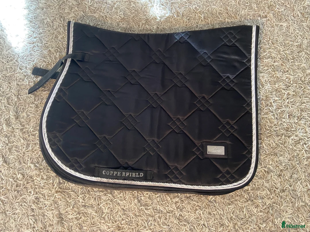 Schabrak & Vojlockar hästutrustning till salu: Glansigt schabrak hopp strl full - Annons 1