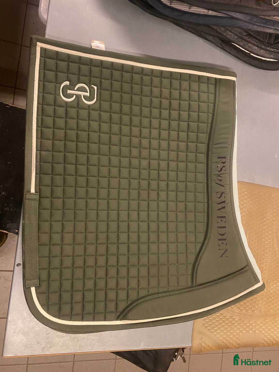 Schabrak & Vojlockar hästutrustning till salu: Grönt dressyrschabrak i Varberg - Annons 1