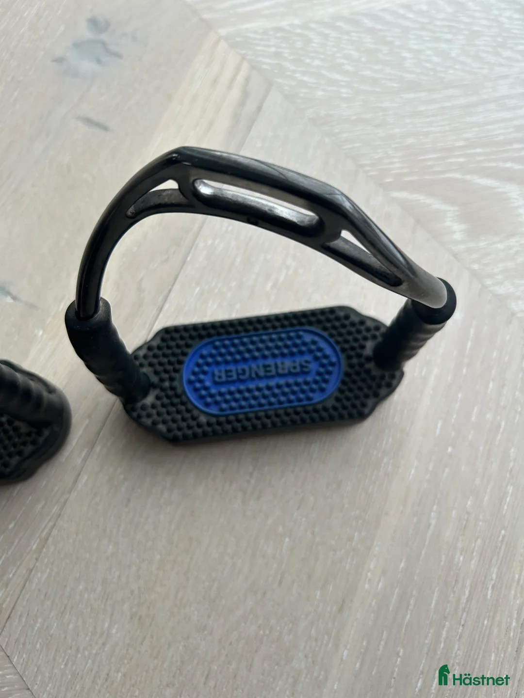 Stigbyglar hästutrustning till salu: Sprenger stigbyglar Bow Balance svart/anthracite - Annons 3