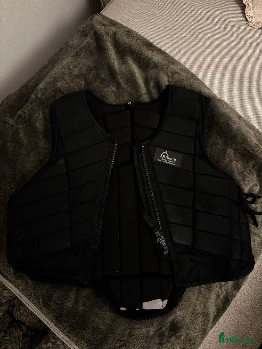 Säkerhetsvästar ryttarutrustning till salu: Svart Ridväst i Uddevalla - Annons 1