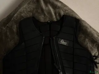 Säkerhetsvästar ryttarutrustning till salu: Svart Ridväst i Uddevalla - Annons 20