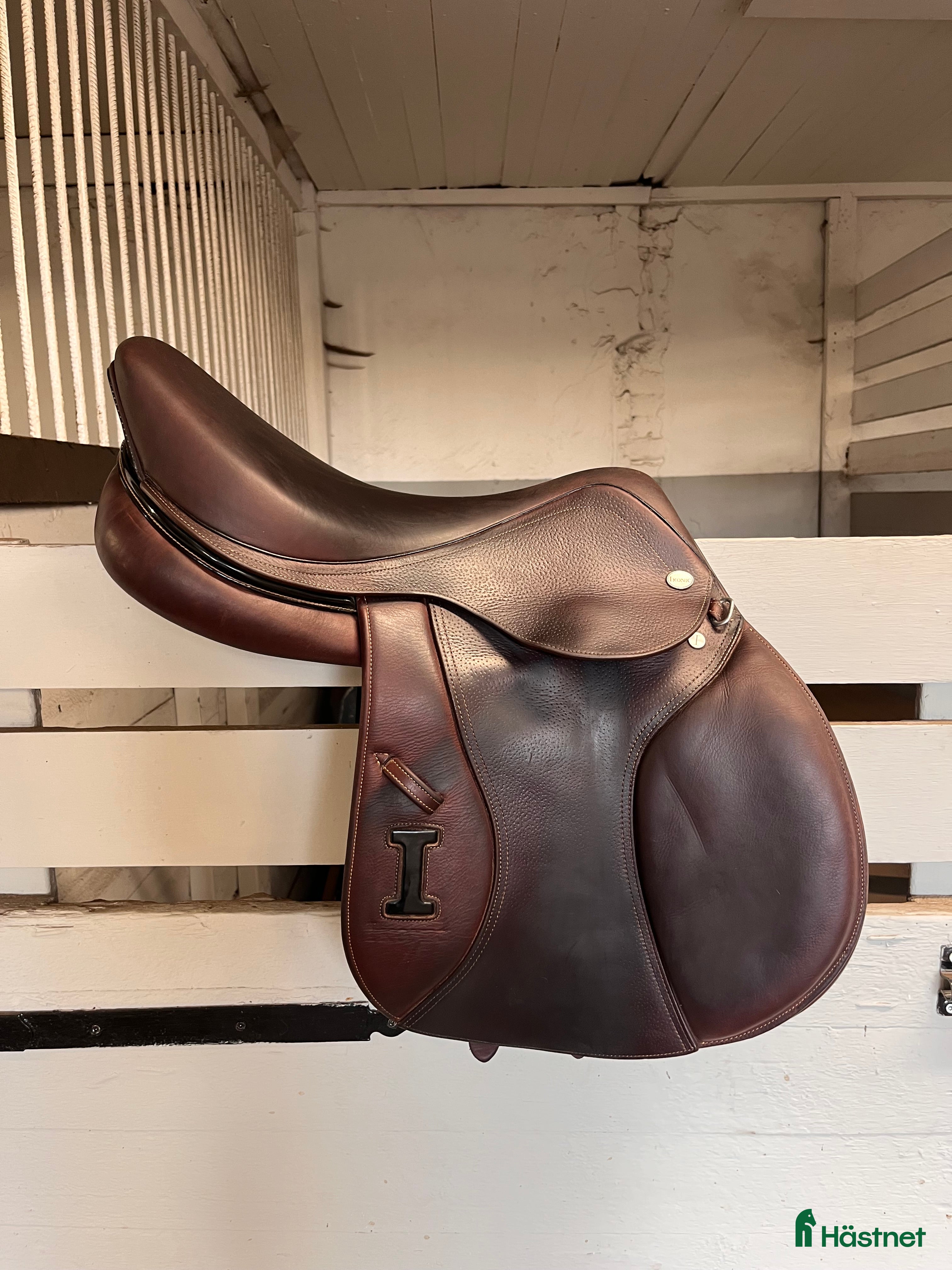 Sadlar hästutrustning till salu: Ikonic Elite Hoppsadel 17” i Forshaga - Annons 1