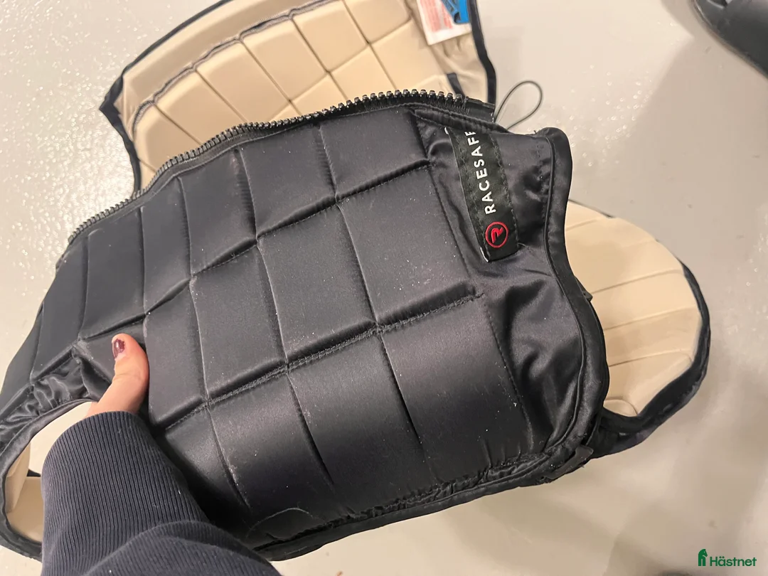 Säkerhetsvästar ryttarutrustning till salu: Racesafe väst i Stockholm - Annons 4