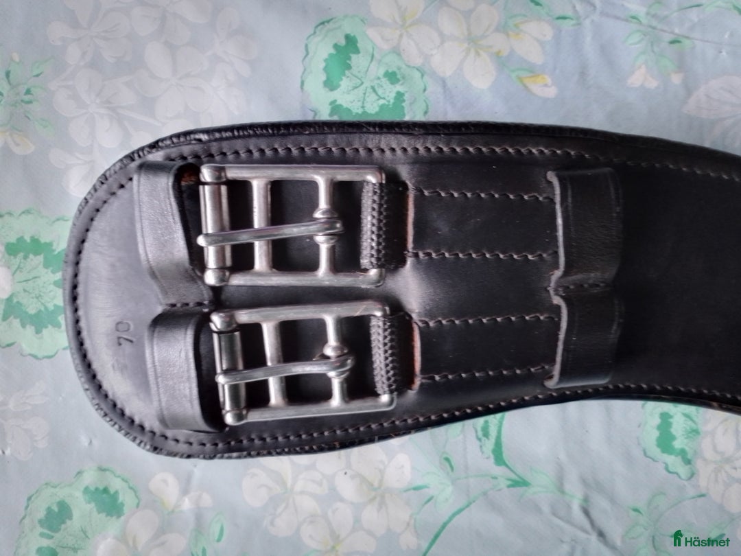 Sadeltillbehör hästutrustning till salu: 70 cm anatomisk sadelgjord. i Fågelmara - Annons 3