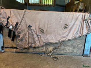 Täcken hästutrustning till salu: Svettäcke i Gullaskruv - Annons 1