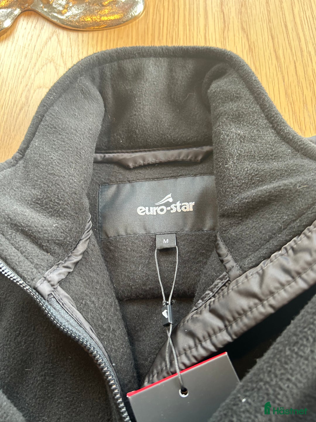 Jackor & Kavajer ryttarutrustning till salu: Helt ny svart fleecejacka i nätt modell  i Flyinge - Annons 3