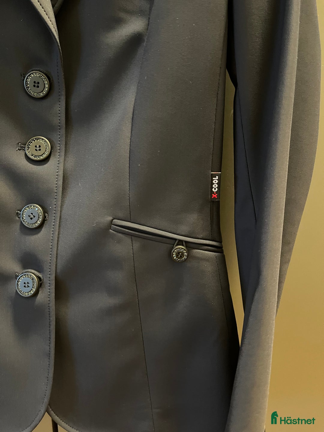 Jackor & Kavajer ryttarutrustning till salu: Världens finaste tävlingskavaj säljes i Smedstorp - Annons 5