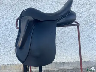 Sadlar hästutrustning Connector dressyrsadel 17” - Annons 1