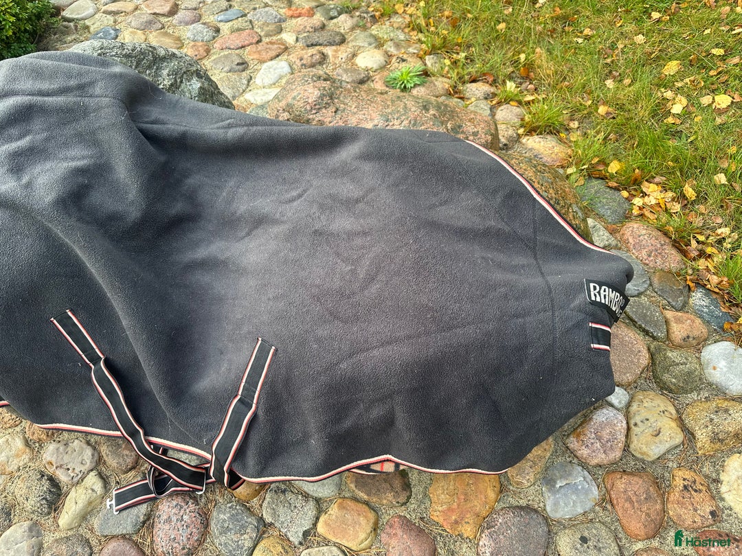 Täcken hästutrustning till salu: Horseware Rambo Fleece 6,9” i Höllviken - Annons 1