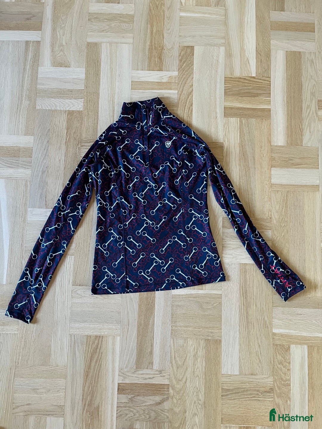 Övrigt Ridkläder ryttarutrustning till salu: Supersnygg tröja från Ariat nyskick  i Skurup - Annons 1