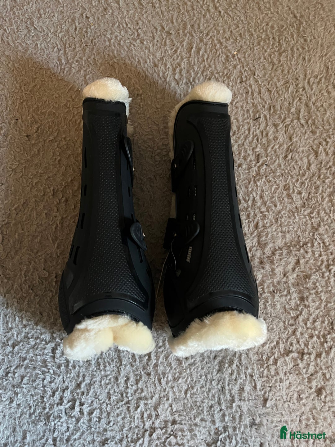 Benskydd hästutrustning till salu: Helt oanvända senskydd med fluff! i Laholm - Annons 3