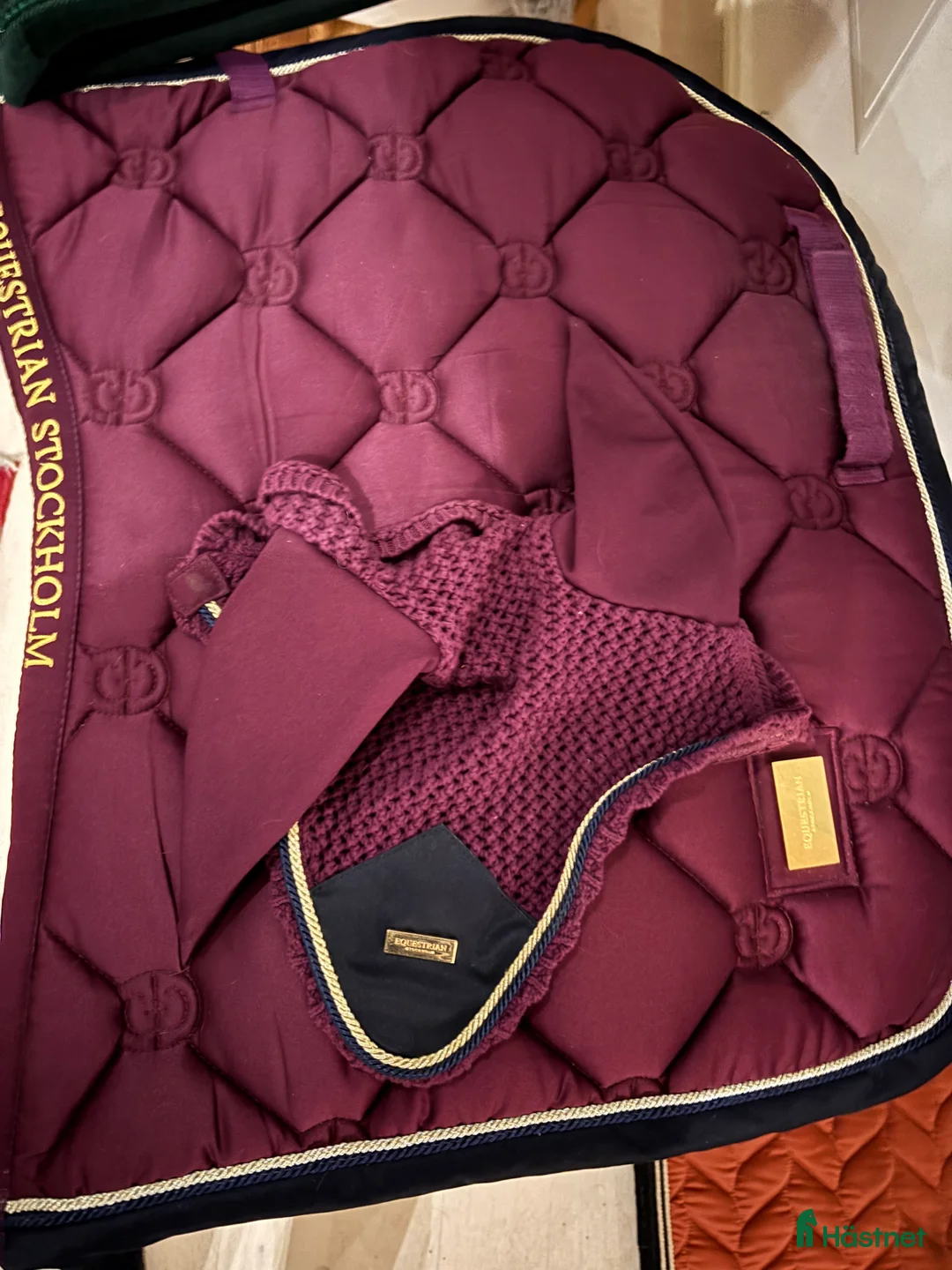 Schabrak & Vojlockar hästutrustning till salu: Equestrian Stockholm hoppschabrak och luva i Trångsund - Annons 1