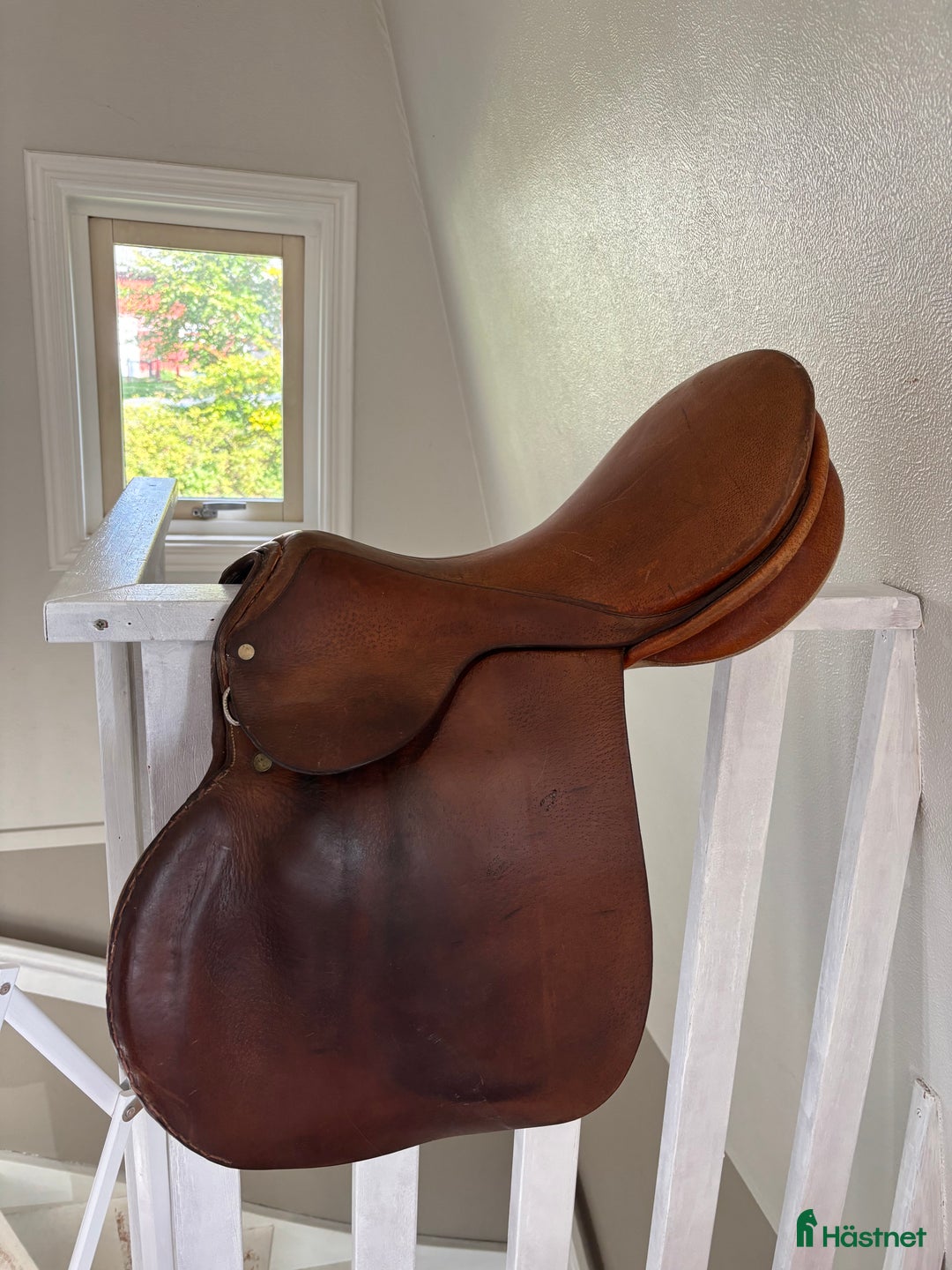 Sadlar hästutrustning till salu: Äldre snygg hoppsadel i Gnosjö - Annons 1