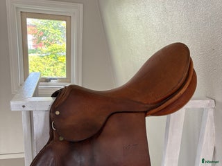 Sadlar hästutrustning till salu: Äldre snygg hoppsadel i Gnosjö - Annons 13