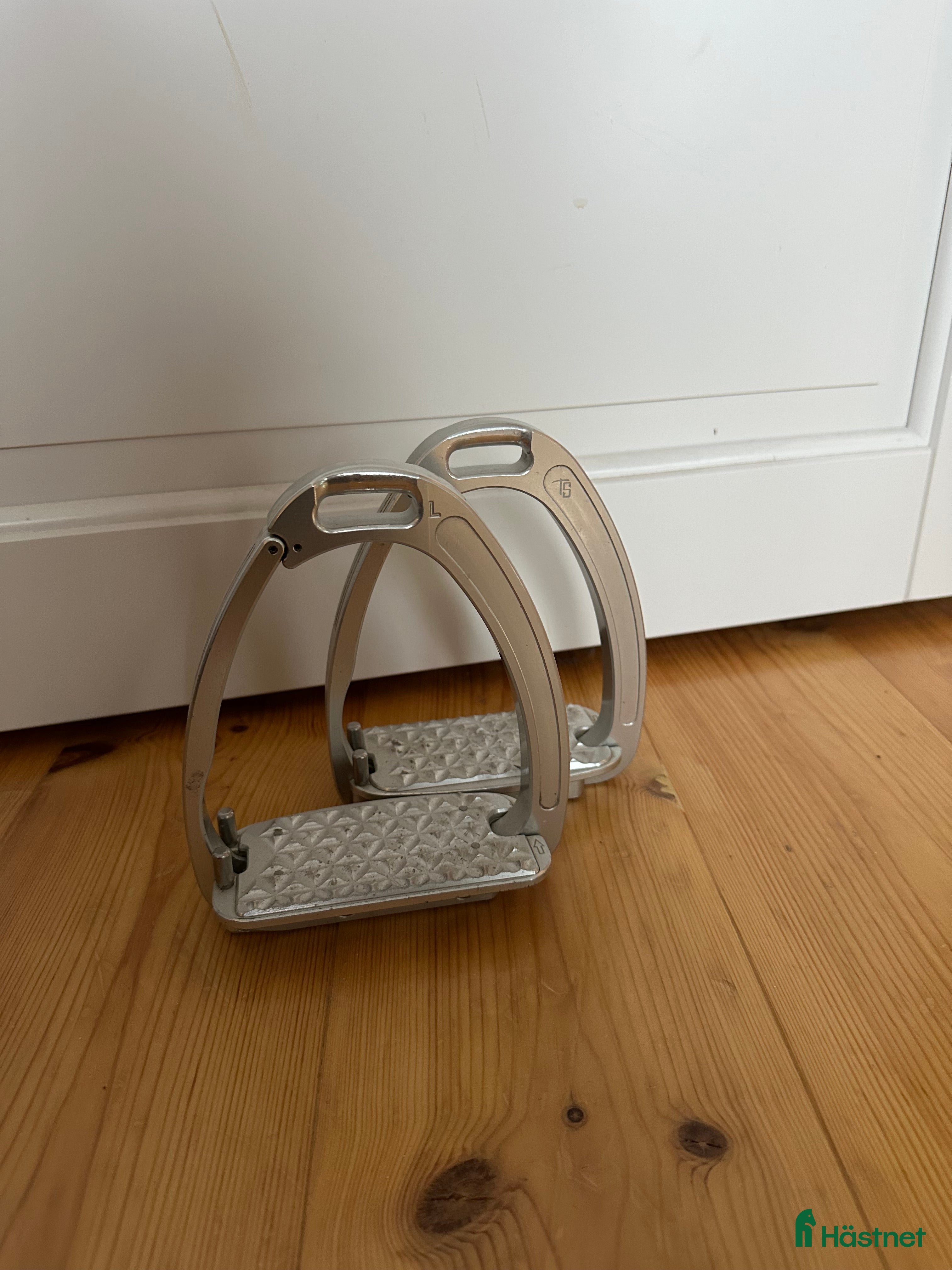 Stigbyglar hästutrustning Silvriga tech stirrups - Annons 8