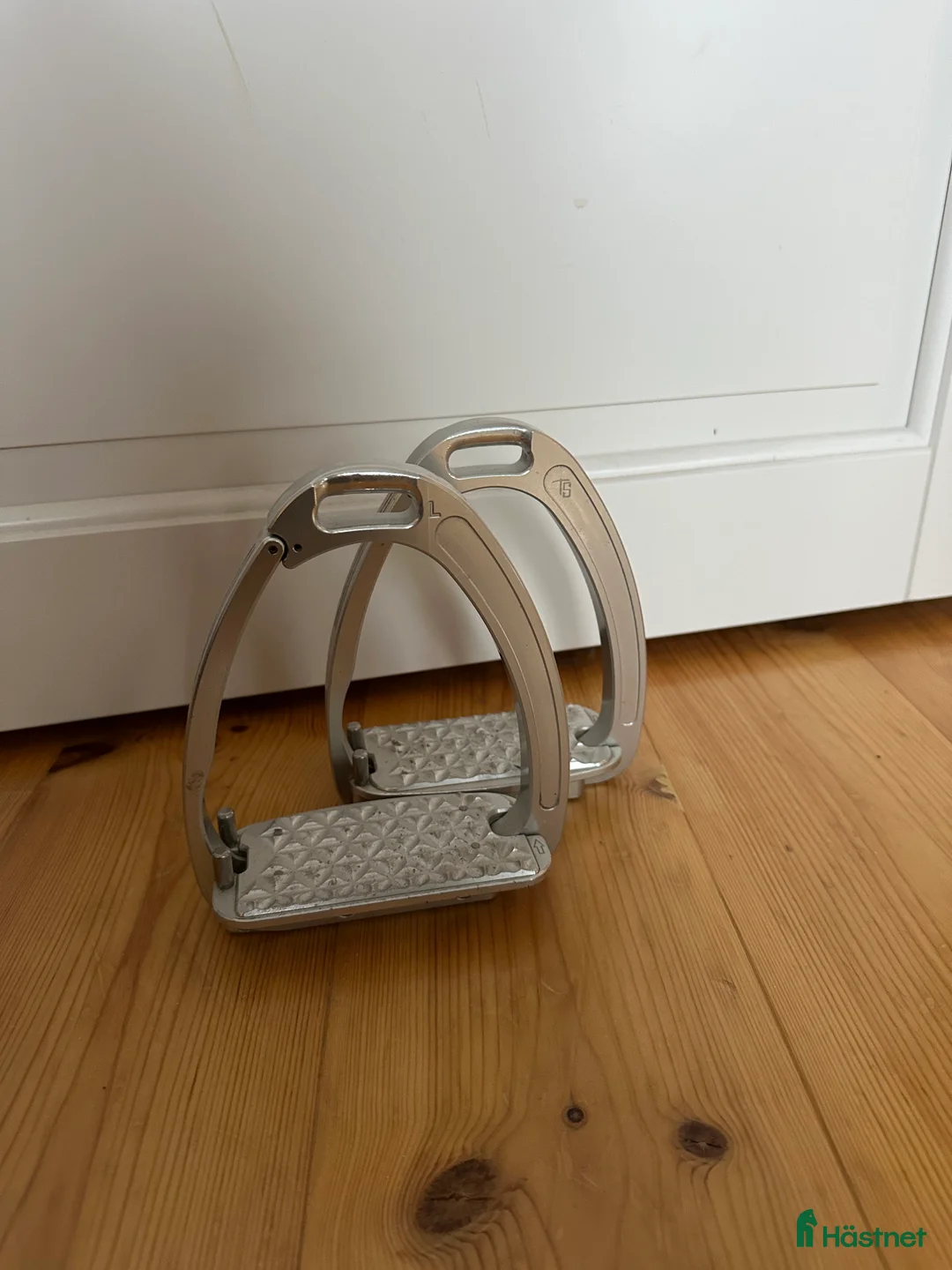 Stigbyglar hästutrustning till salu: Silvriga tech stirrups - Annons 1