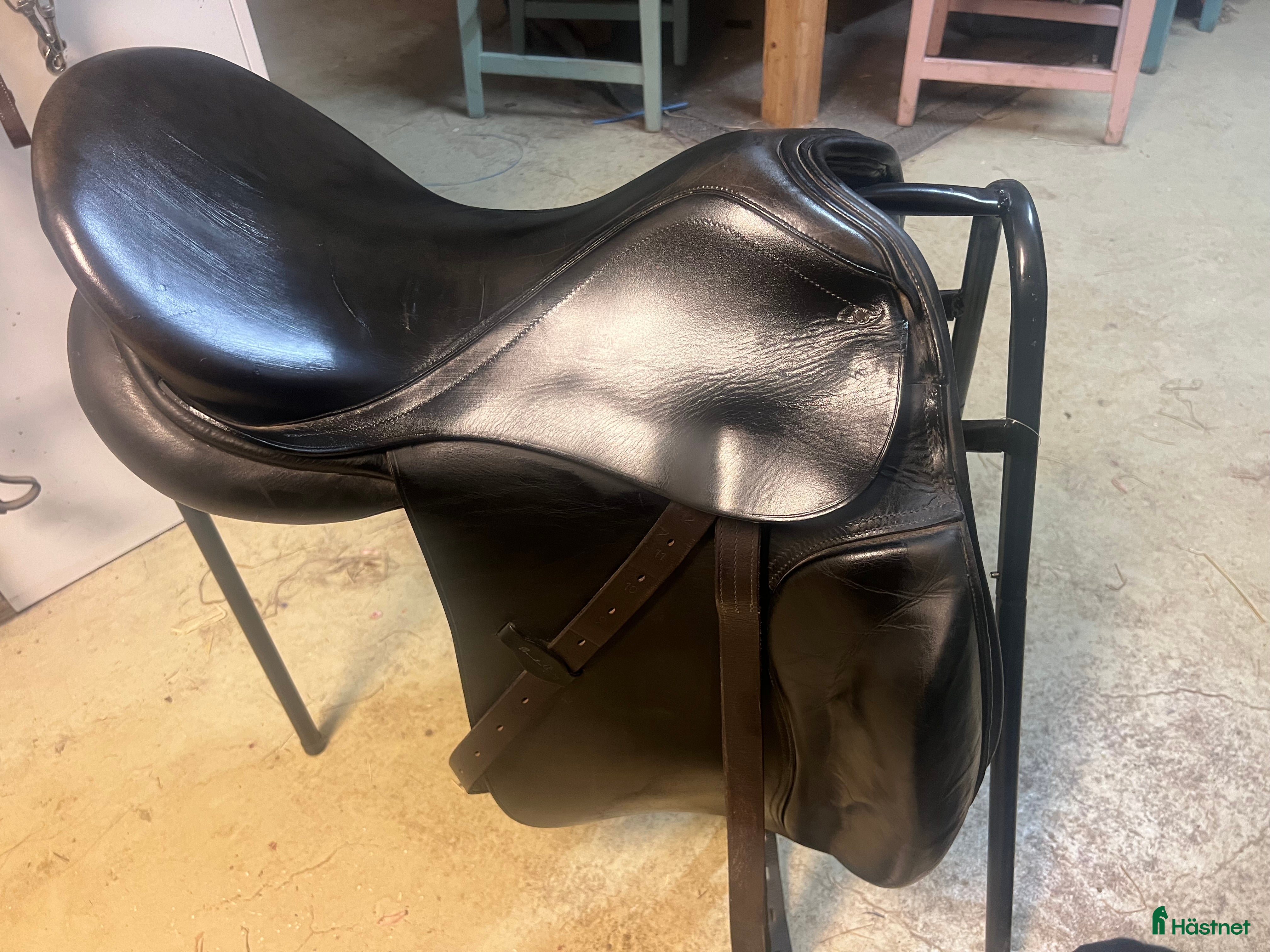 Sadlar hästutrustning Välanvänd med märken men en bra sadel  i Vallåkra - Annons 24