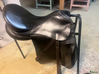 Sadlar hästutrustning Välanvänd med märken men en bra sadel i Vallåkra - Annons 24