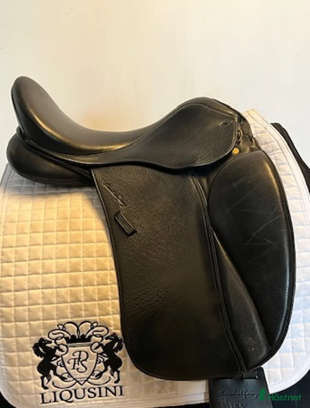 Sadlar hästutrustning till salu: Dressyrsadel Santa Cruz Arthur de Luxe 18,5" - Annons 1