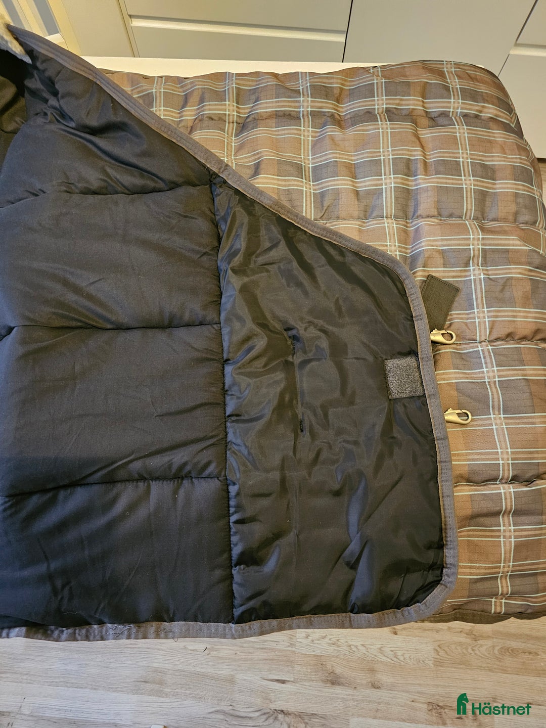 Täcken hästutrustning till salu: Eskadron innetäcke/tävlingstäcke i Norrtälje - Annons 3