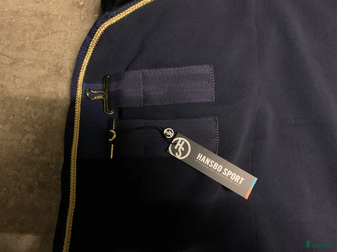 Täcken hästutrustning till salu: Hansbo Fleecetäcke Marinblå storlek 165cm julklapp i Hanaskog - Annons 5