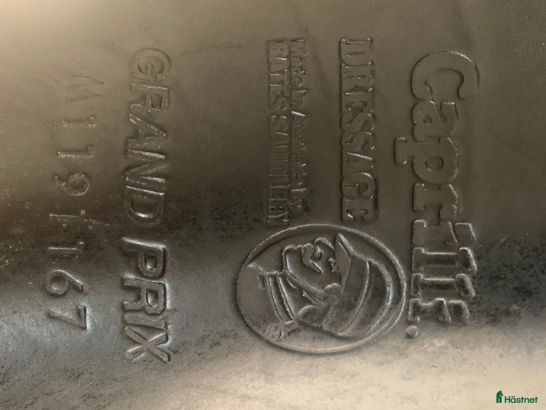 Sadlar hästutrustning till salu: Dressyrsadel Bates Caprilli 16" i Kimstad - Annons 3