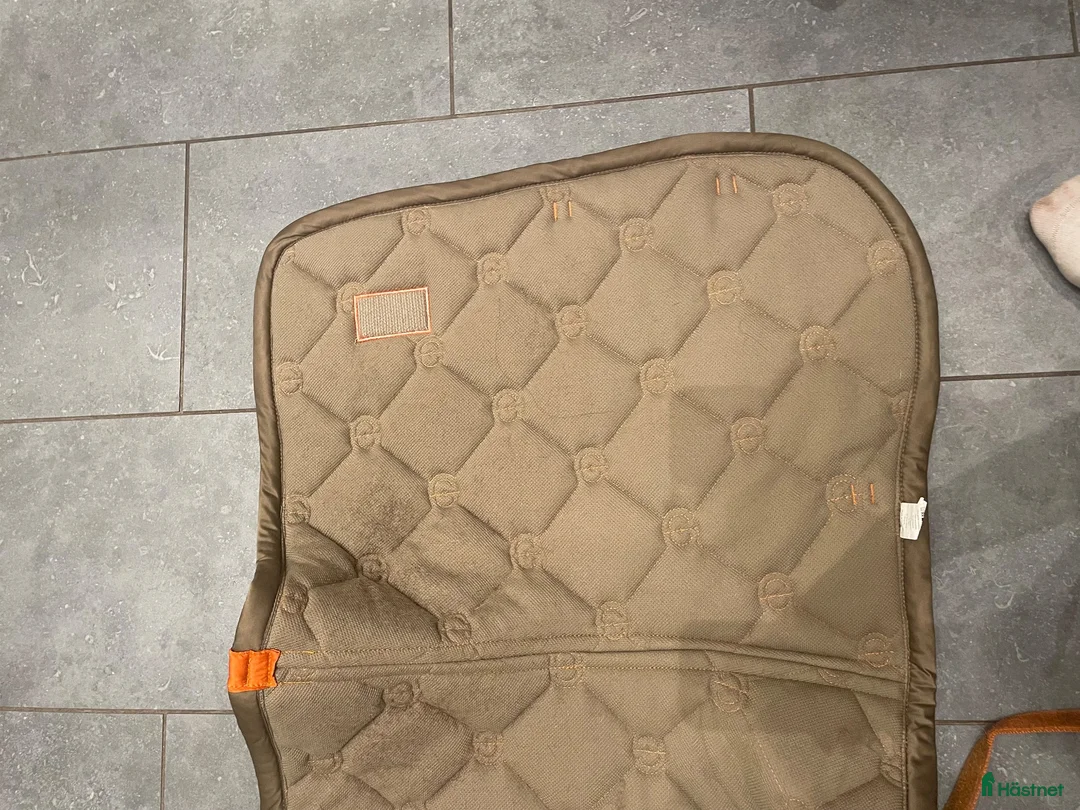 Schabrak & Vojlockar hästutrustning till salu: Orange Equestrian Stockholm schabrak inkl huva - Annons 2