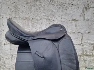 Sadlar hästutrustning Ideal Crown Jessica 17" i Ljugarn - Annons 1