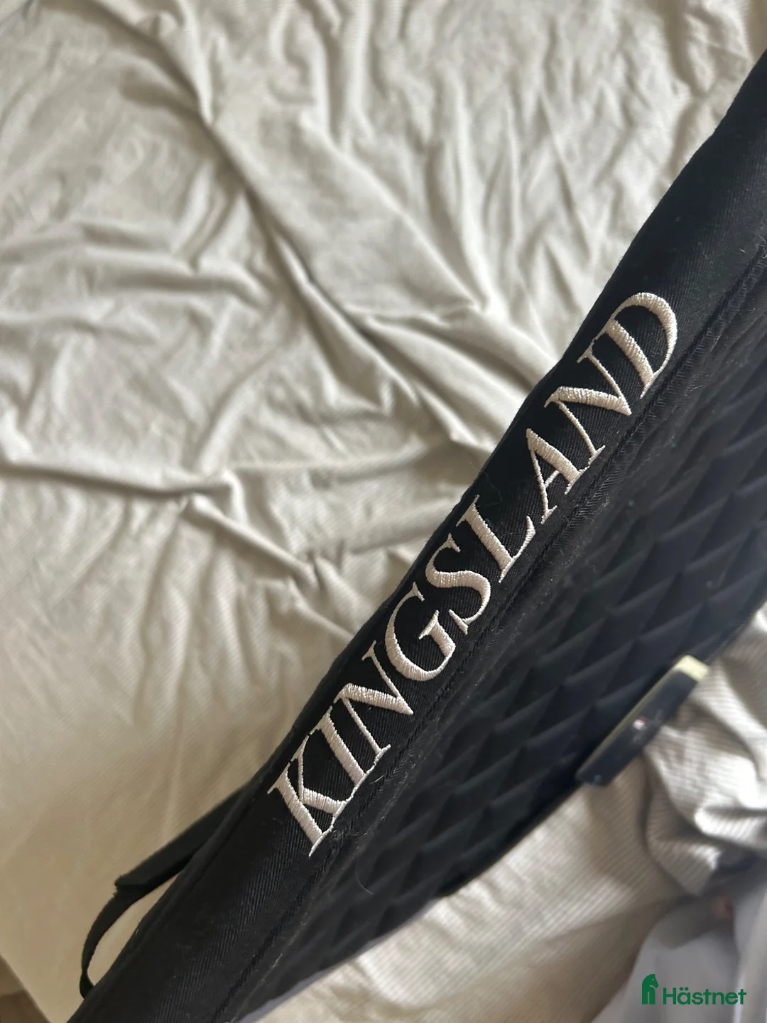 Schabrak & Vojlockar hästutrustning till salu: Oanvänt kingsland hoppschabrak strl pony i Mörbylånga - Annons 6