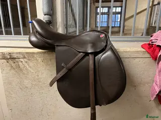 Sadlar hästutrustning Hoppsadel. Ändringsbar bomvidd - Annons 1