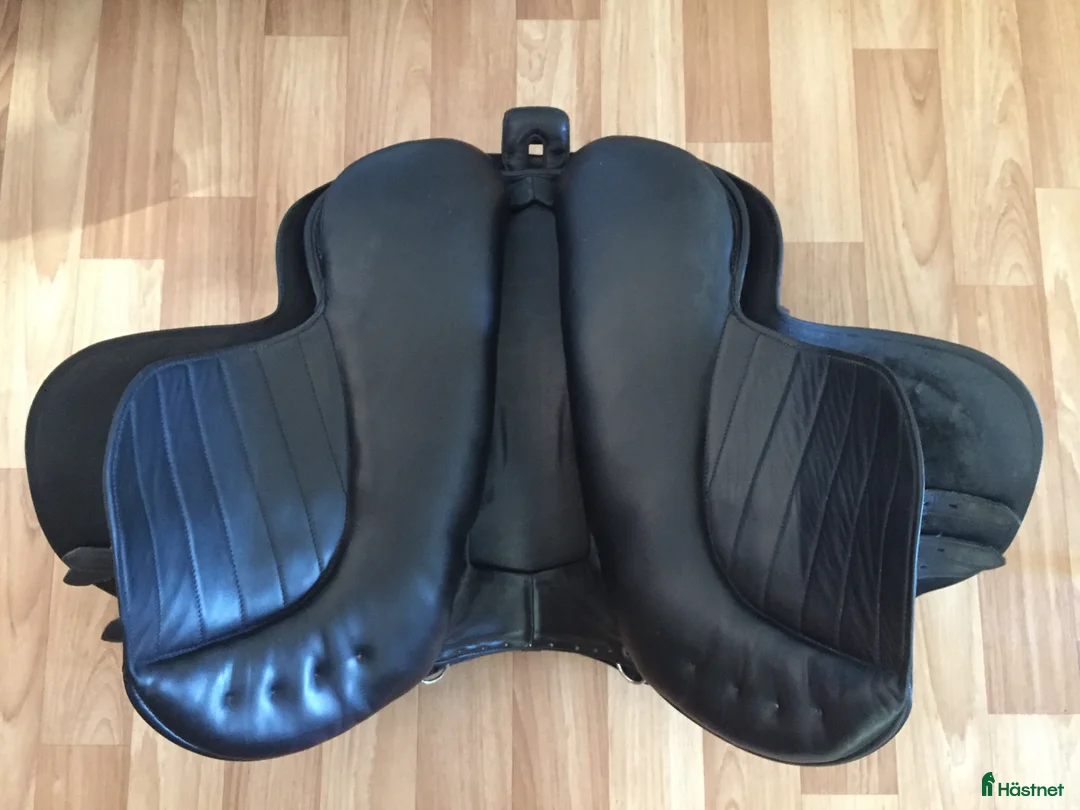 Sadlar hästutrustning till salu: Akademisk sadel (med fårskinns säte) - Annons 6