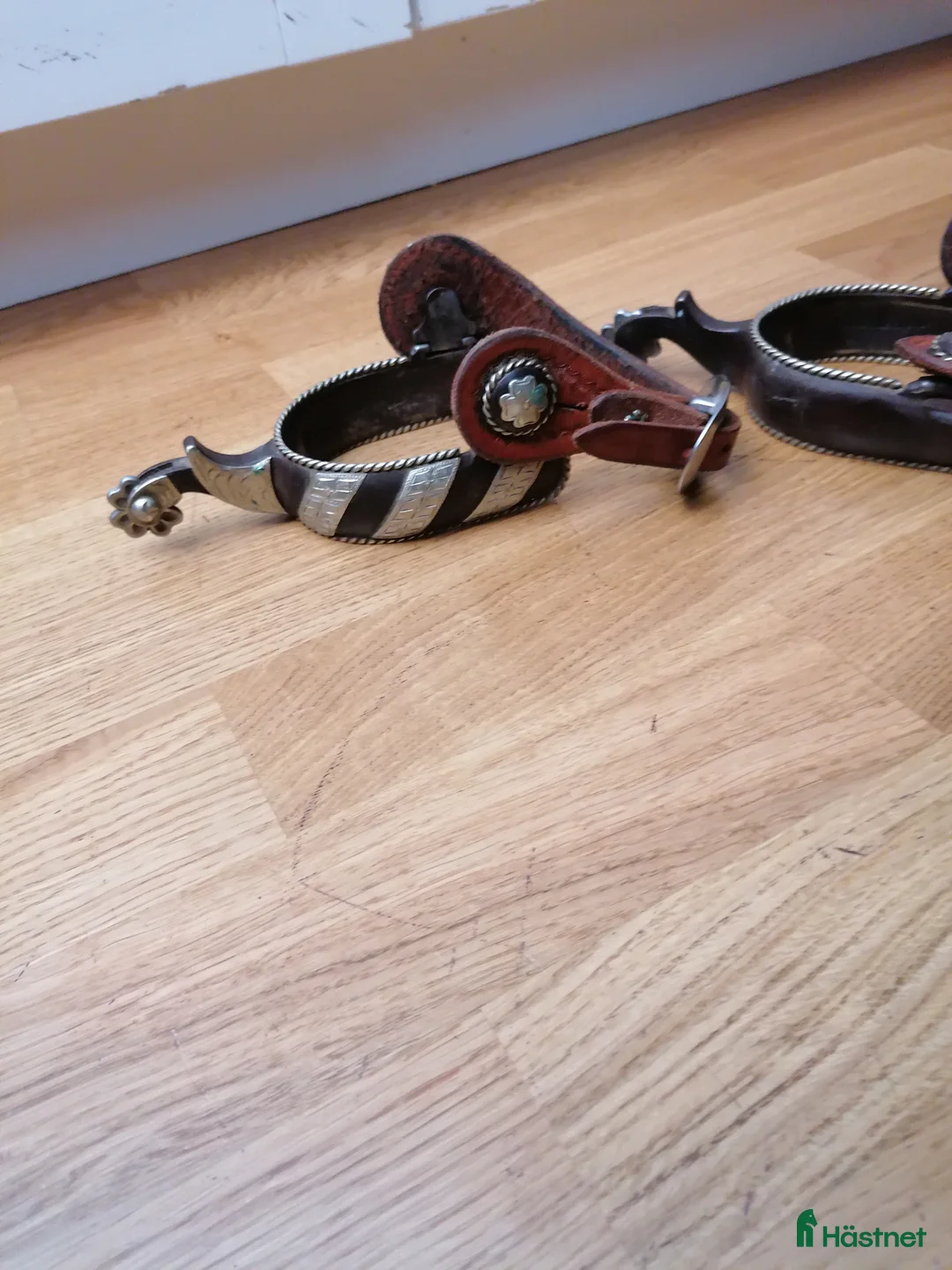 Övrig Ryttarutrustning ryttarutrustning till salu: Westernsporrar med remmar i Västra Frölunda - Annons 1