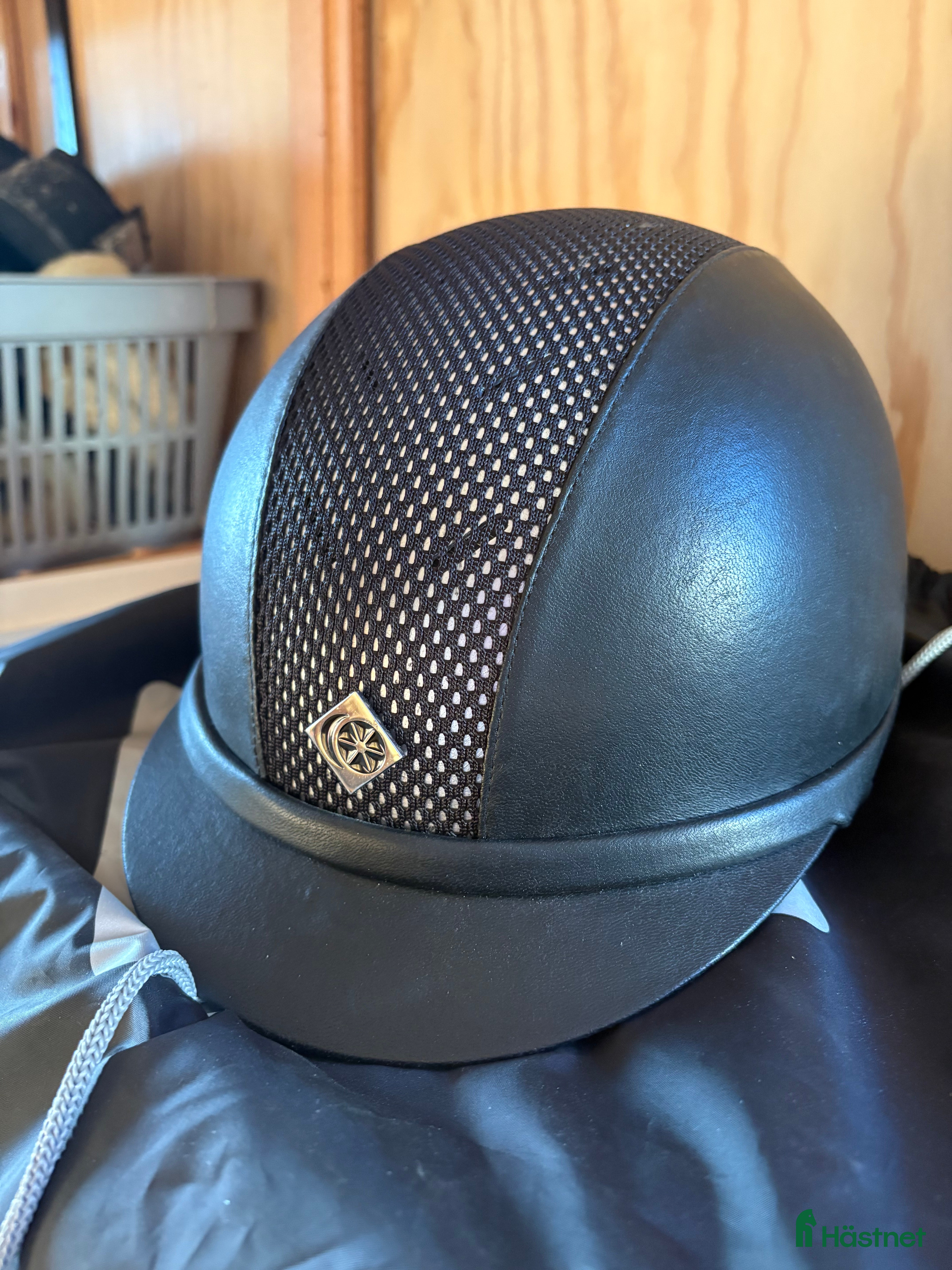 Hjälmar ryttarutrustning till salu: Charles Owen Ayr8 Leatherlook i Vikbolandet - Annons 9