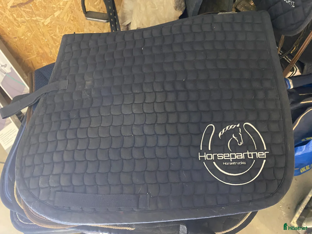 Schabrak & Vojlockar hästutrustning till salu: Eskadron schabrak med horsepartner logga i Vetlanda - Annons 2