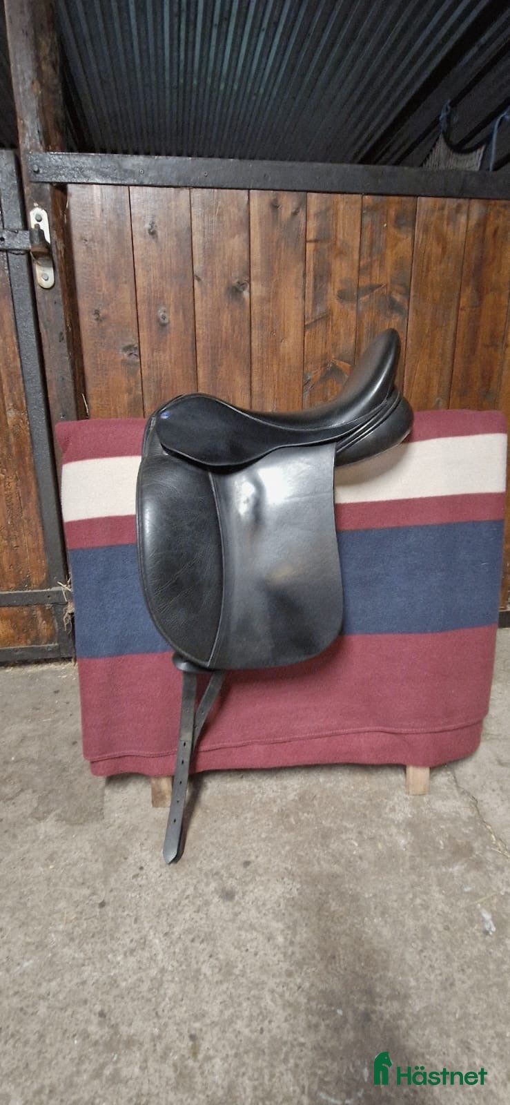 Sadlar hästutrustning till salu: Otroligt skön Frank baines Elegance dressyrsadel i Hjärnarp - Annons 4