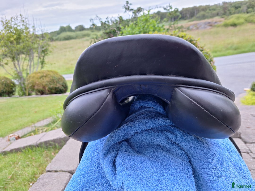 Sadlar hästutrustning till salu: Knights Siddhant 16,5 Svart hoppsadel i Torslanda - Annons 7