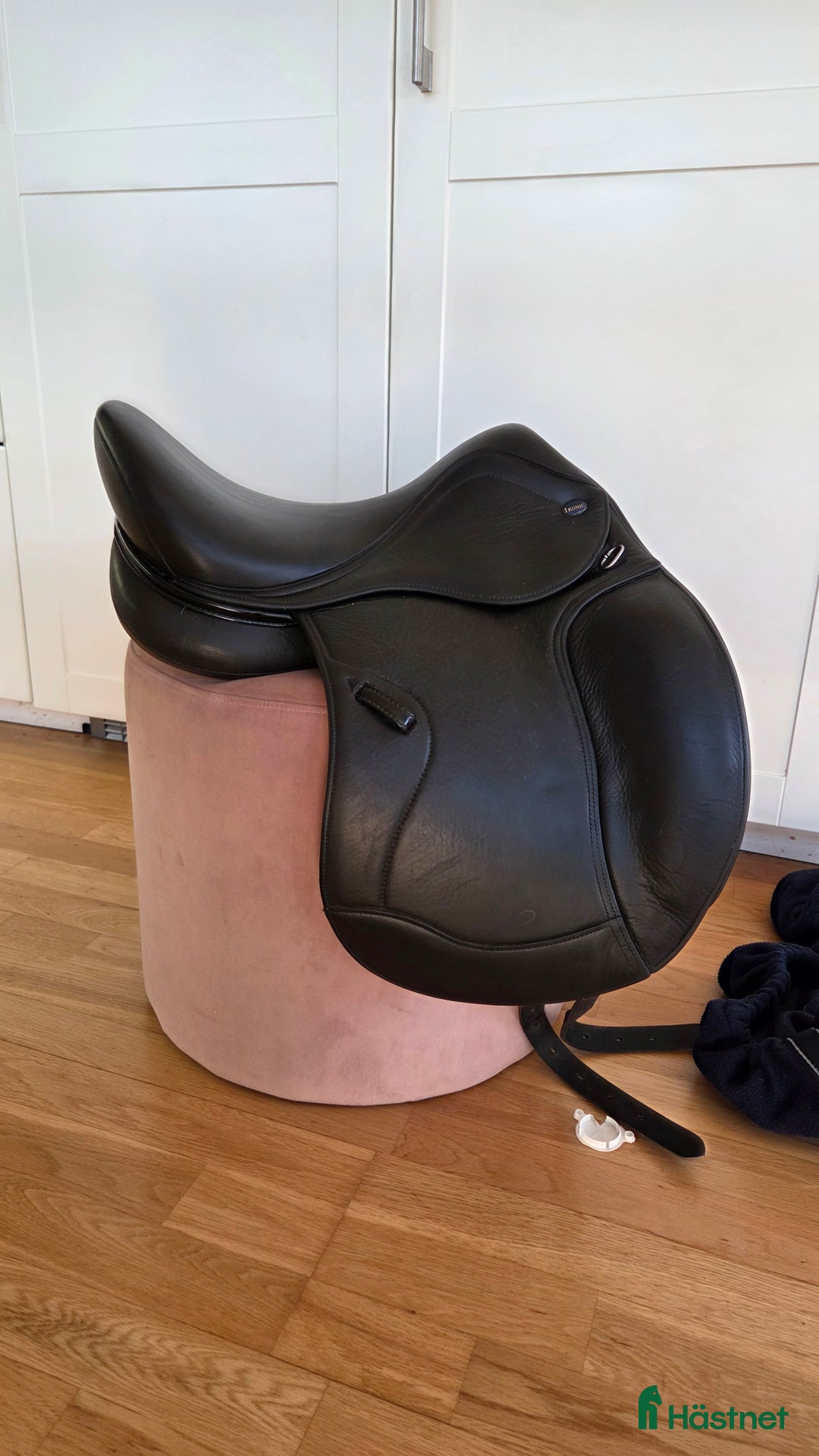 Sadlar hästutrustning till salu: Ikonic Light Hybrid 16" dressyr i Örebro - Annons 3