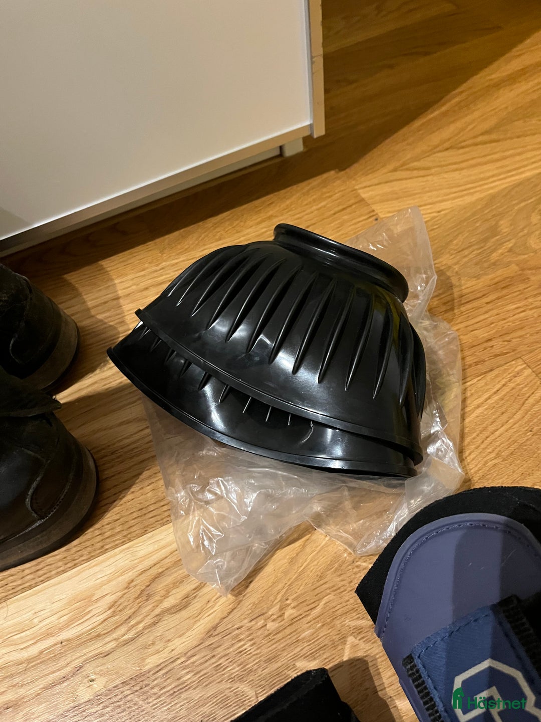 Övrig Hästutrustning hästutrustning till salu: Ridstövlar, benskydd, stigbyglar, huvor… i Ystad - Annons 5