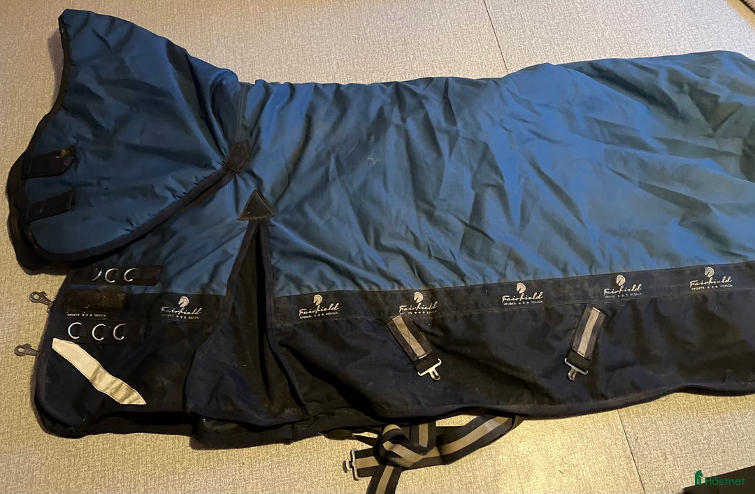 Täcken hästutrustning till salu: Tjockt utetäcke i Rödeby - Annons 1